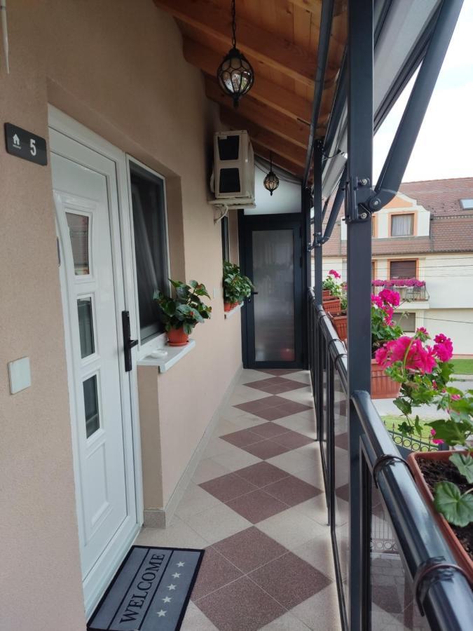 Apartmani Sladjana Novi Sad Buitenkant foto